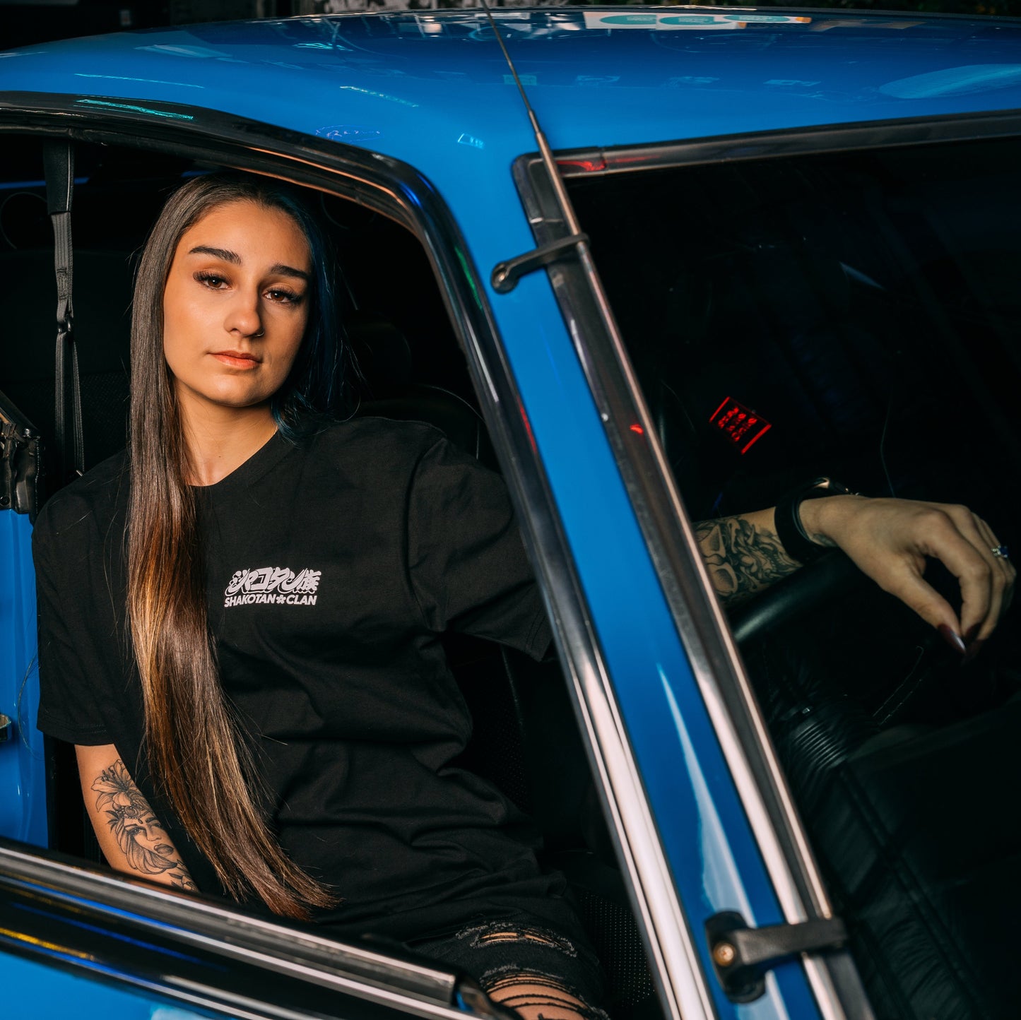 Model wearing Rays Volk Mesh Tee